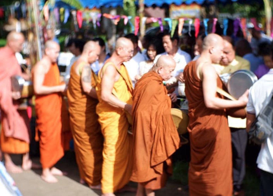 &quot;ตักบาตรข้าวเหนียว&quot; ตำบลกุดชมภู อำเภอพิบูลมังสาหาร จังหวัดอุบลราชานี